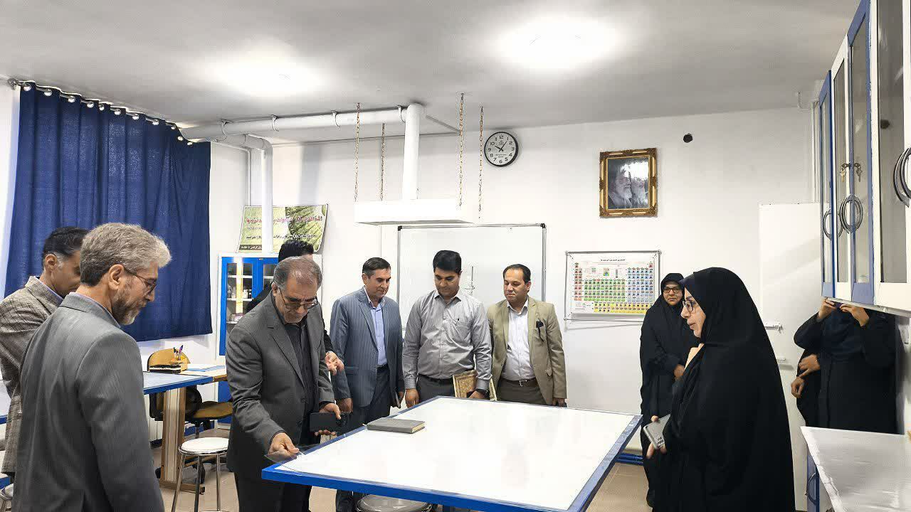 بازدید مسئولان آموزش و پرورش از دبیرستان دوره اول شاهد بروجرد
