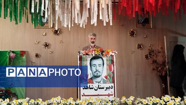 نواختن زنگ ایثار و مقاومت در دبیرستان شاهد شهید کلانتری ناحیه یک کرج 