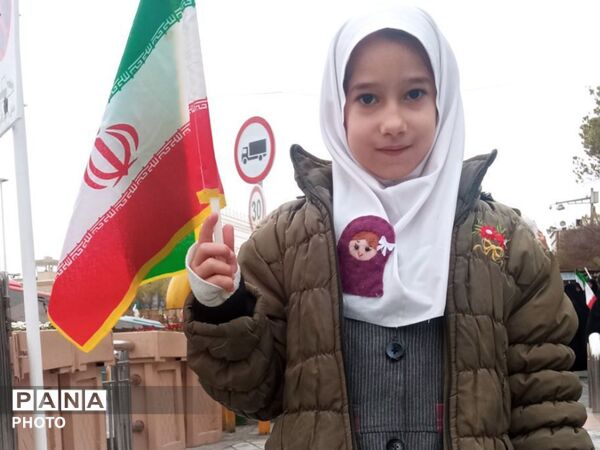 بیعت دانش آموزان دبستان نرجس با رهبر انقلاب