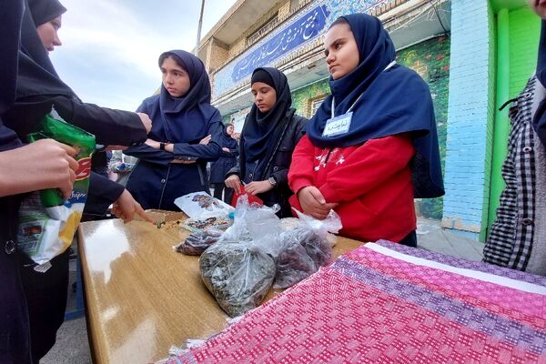 برپایی بازارچه‌ دانش‌آموزی در دبیرستان هوشنگی