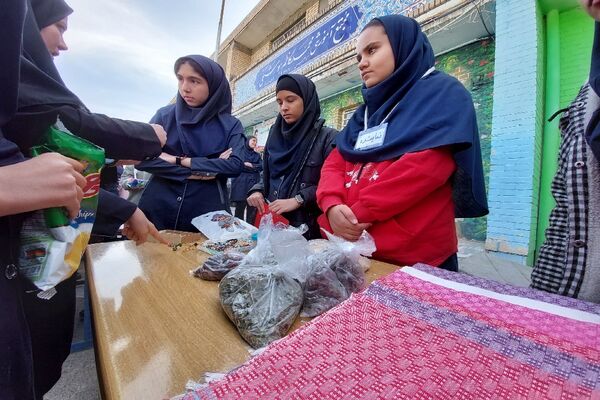 برپایی بازارچه‌ دانش‌آموزی در دبیرستان هوشنگی
