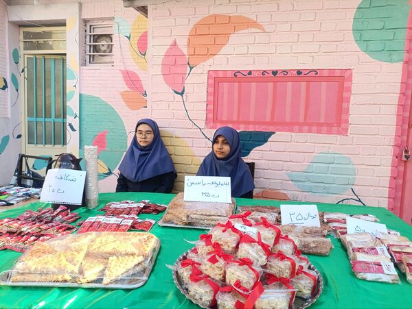 برپایی بازارچه دانش آموزی در دبیرستان دکتر جواد حداد۲ 