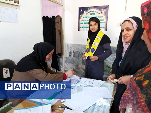 دیدار دبیران با اولیا و تحویل بیلان کار آبان در دبیرستان حاج تقی نجفی 