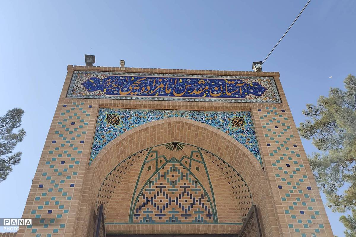 حضور مسئولان آموزش و پرورش ورامین در مزار امامزاده یحیی (ع) به‌مناسبت هفته دفاع مقدس