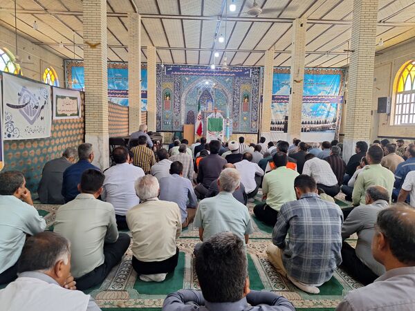 برپایی میز خدمت ادارات شهرستان حاجی آباد در نماز جمعه به‌مناسبت هفته دولت