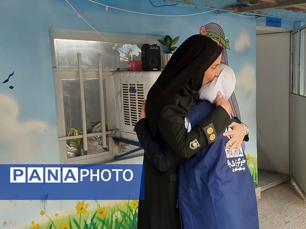 حضور مامور نیروی انتظامی در مدرسه و گفتگوی صمیمی با دانش آموزان و آگاهی بخشی درمورد مسائل امنیتی 