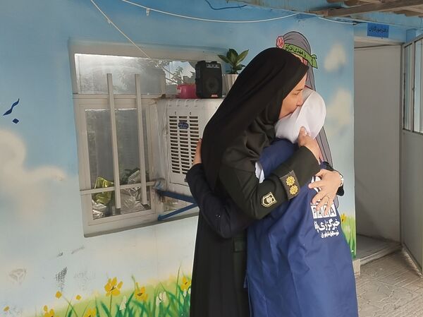 حضور مامور نیروی انتظامی در مدرسه و گفتگوی صمیمی با دانش آموزان و آگاهی بخشی درمورد مسائل امنیتی 