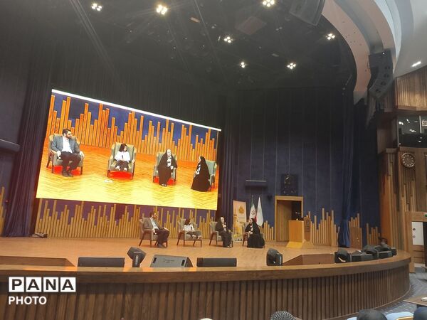 حضور دانش‌آموزان دختر هرمزگانی در همایش بزرگ تحصیلی «یاد نوین»