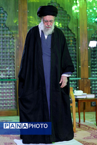 حضور رهبر معظم انقلاب در مرقد بنیانگذار جمهوری اسلامی ایران