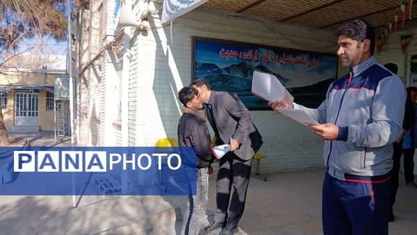 آیین تجلیل و قدردانی از برترین‌های مسابقات فوتسال درون مدرسه‌ای در دبیرستان امام رضا (ع) 