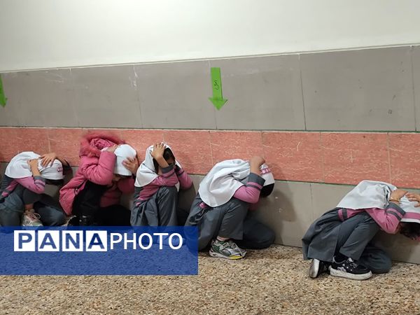 بیست و ششمین مانور زلزله و ایمنی در دبستان شهید تیمور فروغی 