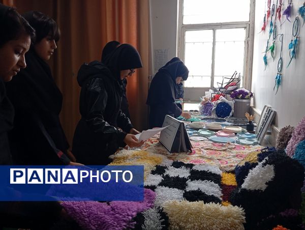 نمایشگاه محصولات دست ساز به مناسبت دهه فجر