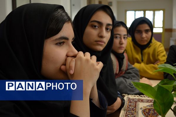 برای اولین‌بار برگزاری کافه ۵۷ در دبیرستان‌ نمونه دولتی ولایت بهارستان‌دو