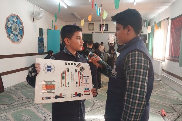 آموزش کمک‌های اولیه با بازی مار پله در دبستان قلنبر ناحیه 2 شهرری 