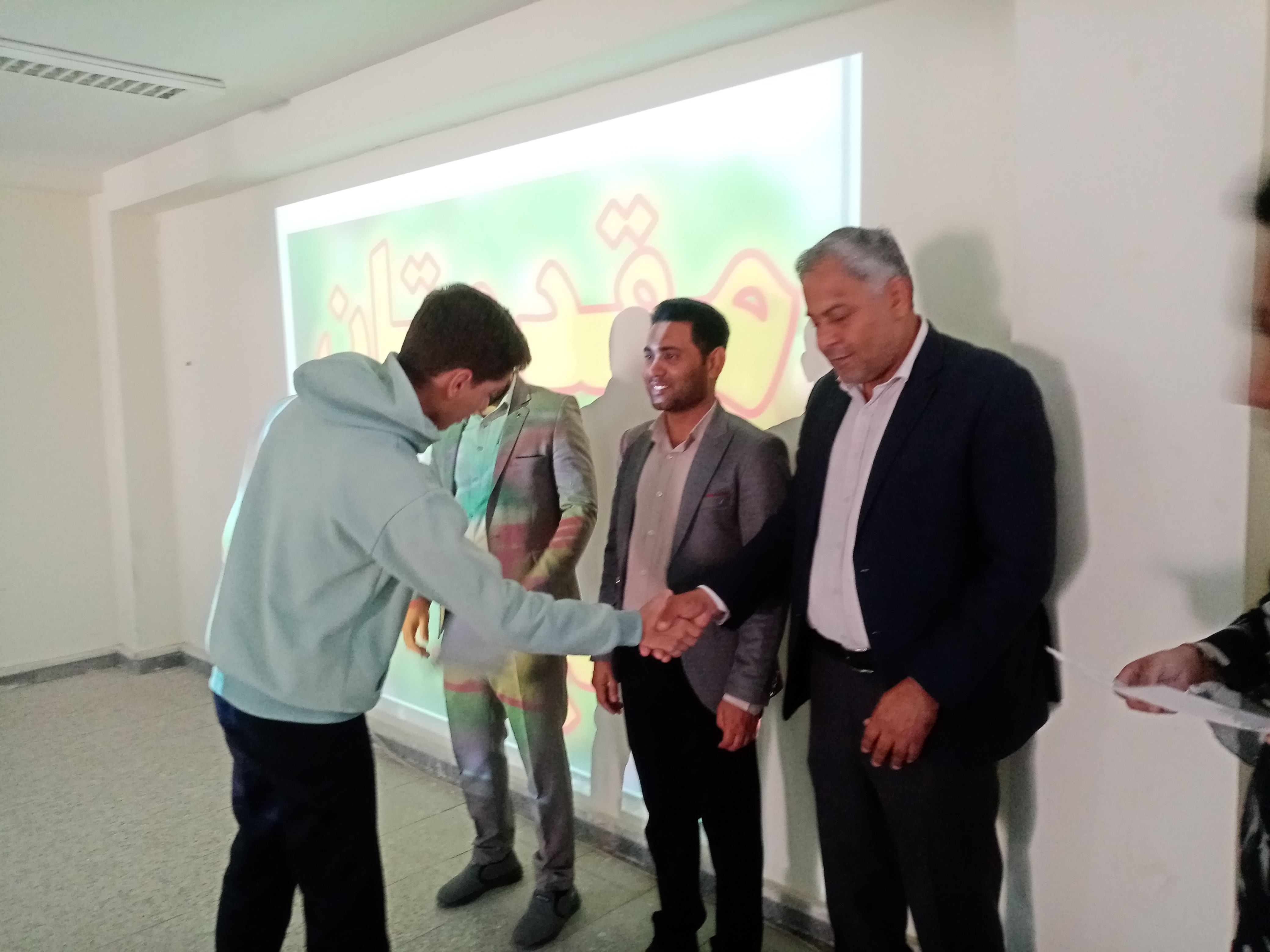 جشن تقدیر از دانش‌آموزان برتر دبیرستان علی‌سایانی فین