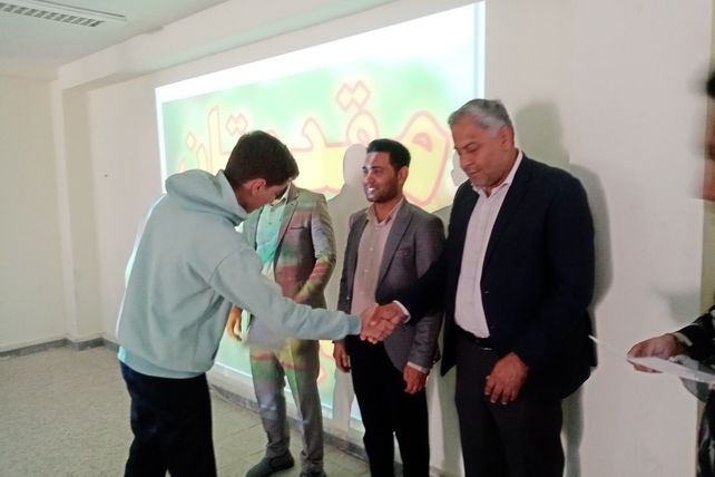 جشن تقدیر از دانش‌آموزان برتر دبیرستان علی‌سایانی فین