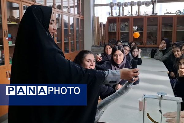 دانش‌آموزان دبیرستان ساره در پژوهشسرای فرهنگ مهارت‌های علمی را تجربه کردند