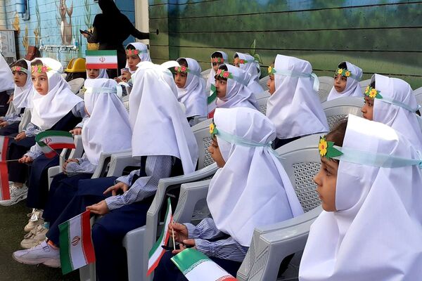جشن شکفتن غنچه‌ ها، در دبستان مهرتابان بهارستان دو