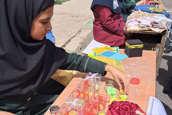 برگزاری بازارچه صنایع دستی و غذا در دبیرستان‌ حضرت‌ معصومه (س) شهرستان فیروزکوه