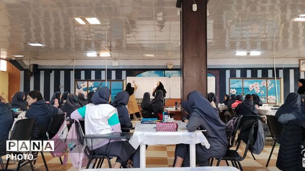 فستیوال سازه‌های ماکارونی در دبیرستان فرزانگان ناحیه یک اراک 
