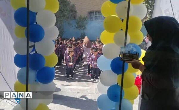 جشن شکوفه‌های مدرسه میرفخرایی ناحیه ۱ کرج 