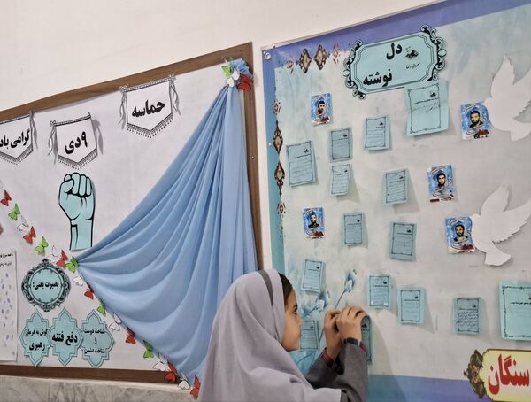 نواختن  زنگ دلنوشته برای حاج قاسم،در آموزشگاه مریم سنگان