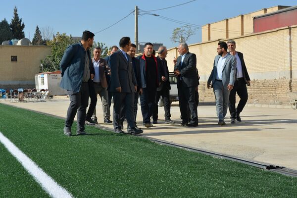 بازدید مدیران‌کل آموزش و پرورش و سازمان نوسازی مدارس استان تهران از زمین چمن روستای اورین