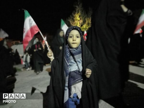 مردم تویسرکان در تجمع شبانه بر استمرار همراهی با انقلاب تأکید کردند