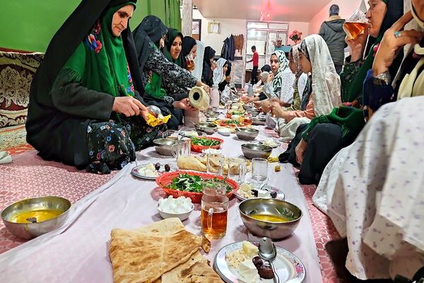 اعتکاف دانش‌آموزی در مسجد جامع شهر بار نیشابور 