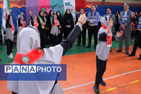 بهارستان دو صحنه همفکری، همدلی و همکاری پیشتازان در همایش یاوران انقلاب