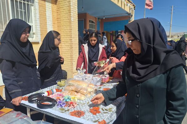 برگزاری بازارچه  کسب و کار دانش‌آموزی در آموزشگاه پویش ناحیه ۳شیراز 