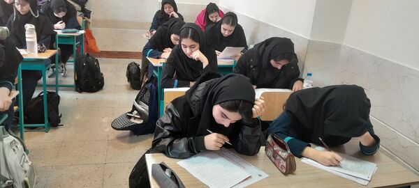 برگزاری آزمون پایش در دبیرستان فرزانگان استعداد درخشان شهرستان ملارد