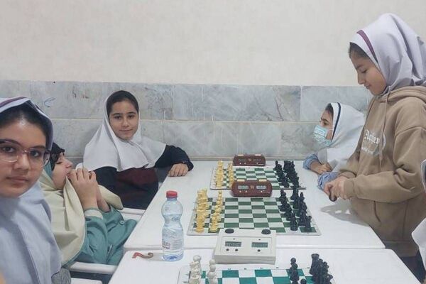 رقابت فکری دانش آموزان شهرستان قدس در مسابقات شطرنج دانش‌آموزی 