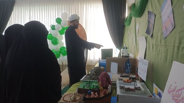 برگزاری نمایشگاه باقرآن تا آسمان در دبیرستان دخترانه امام حسین(ع)