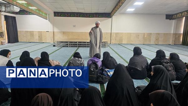 گرامیداشت یاد شهدا توسط دانش‌آموزان دبیرستان شهیده محبوبه دانش