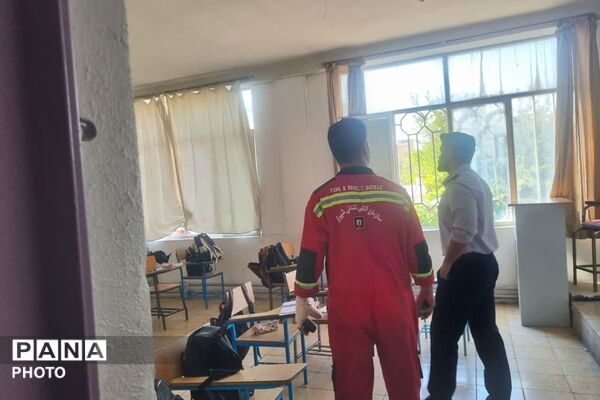 مانور آتش‌نشانی در دبیرستان شهیده بنت‌الهدی صدر