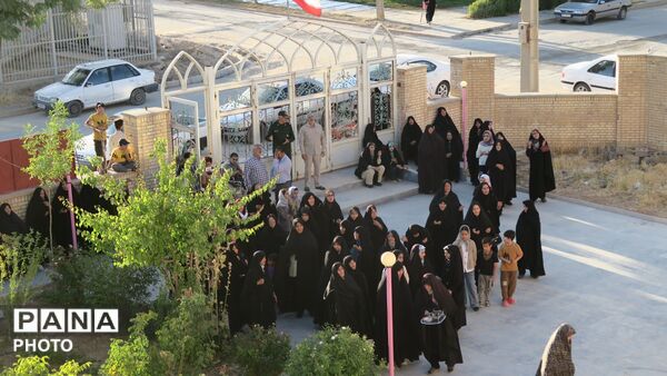 مراسم اهتزاز پرچم سرخ خونخواهی رهبر شهید بر گنبد مسجد الزهرا (س) شهربن