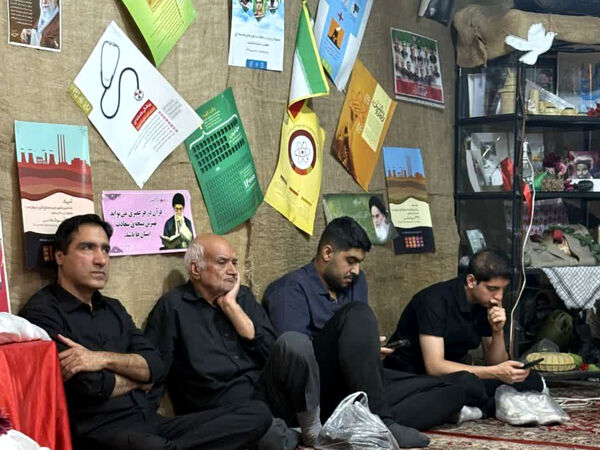 جوانان کاشمری پرچم عزای حسینی را برافراشتند