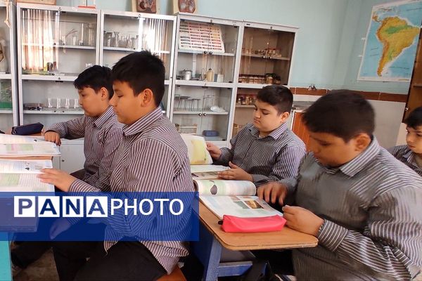 افتتاح آزمایشگاه دبیرستان پسرانه سید احمد خمینی(ره) به نام شهید عبدالحمید مینوچهر