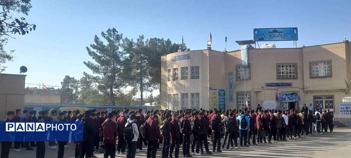 نواخته شدن زنگ اول مهرماه در دبیرستان نمونه آیت الله خامنه‌ای کاشمر 