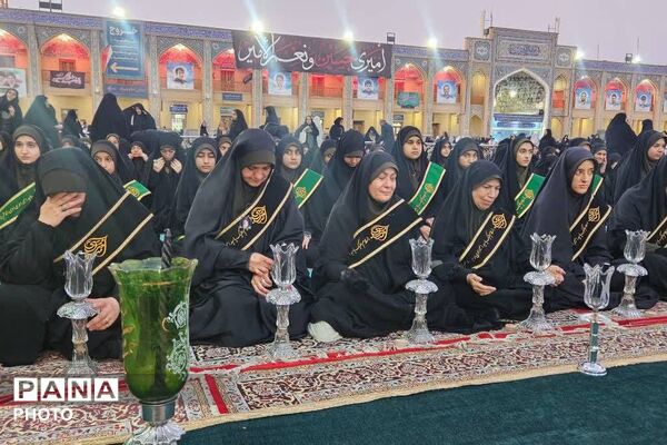 آیین لاله‌گردانی در شام غریبان امام رضا(ع)
