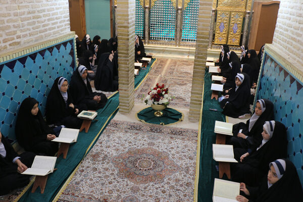 محفل دانش‌آموزی انس با قرآن در آستان مقدس چهل اختران قم