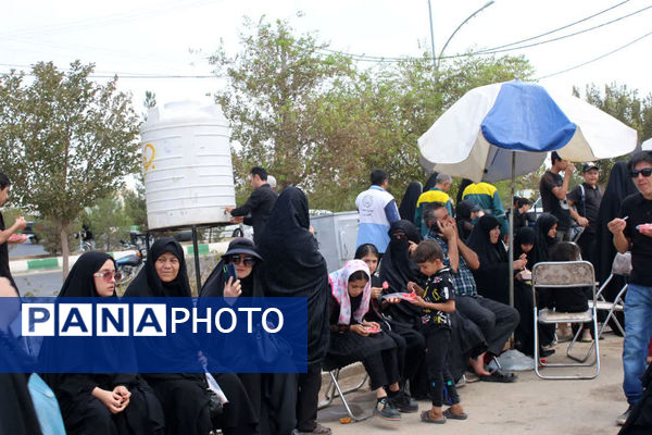 جلوه‌های زیبای انس و همدلی در خدمت به ارادتمندان سیدالشهدا(ع)