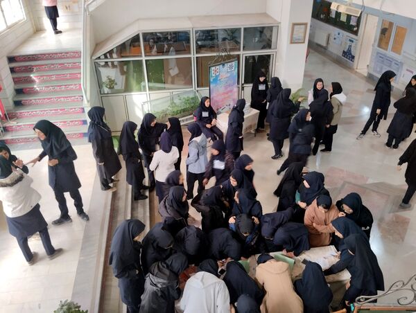 جلوه‌هایی از انتخابات شورای دانش‌آموزی در دبیرستان فرزانگان قم