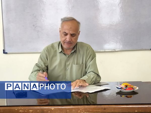 جلسه انجمن اولیا و شورای دانش آموزی در راستای برنامه‌ریزی هفته معلم