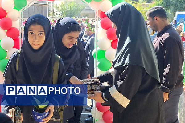 آیین نواختن زنگ مدرسه با شروع سال تحصیلی جدید 