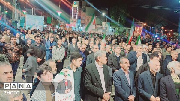 استقامت مردم کوهدشت در شب شصت‌وسوم تجمعات شبانه در میدان امام خمینی(ره)