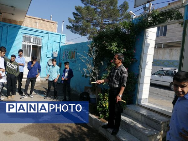 حضور دانش‌آموزان دبیرستان نمونه دانش در پژوهشسرا جابربن‌حیان