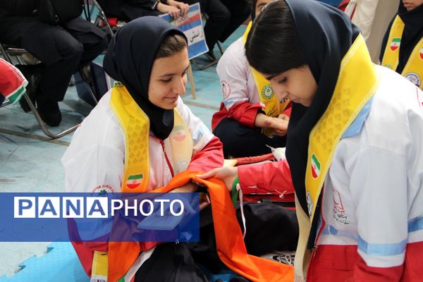 هم‌سرایی هزار نفری دانش‌آموزان یاور انقلاب در اسلامشهر
