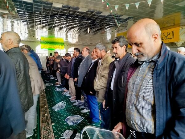 اقامه نماز جماعت بعد از  راهپیمایی در کاشمر 